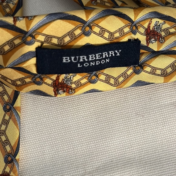 Burberry Silk Necktie with Burberry Signature Design - Picture 4 of 6